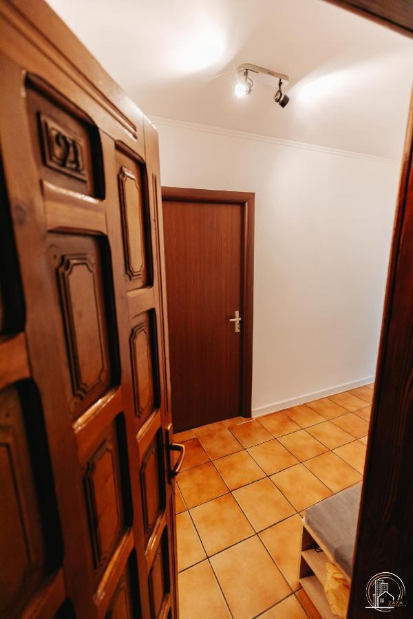Zaza Apartament - Central Area, With Balcony ทาร์กู จิอู ภายนอก รูปภาพ