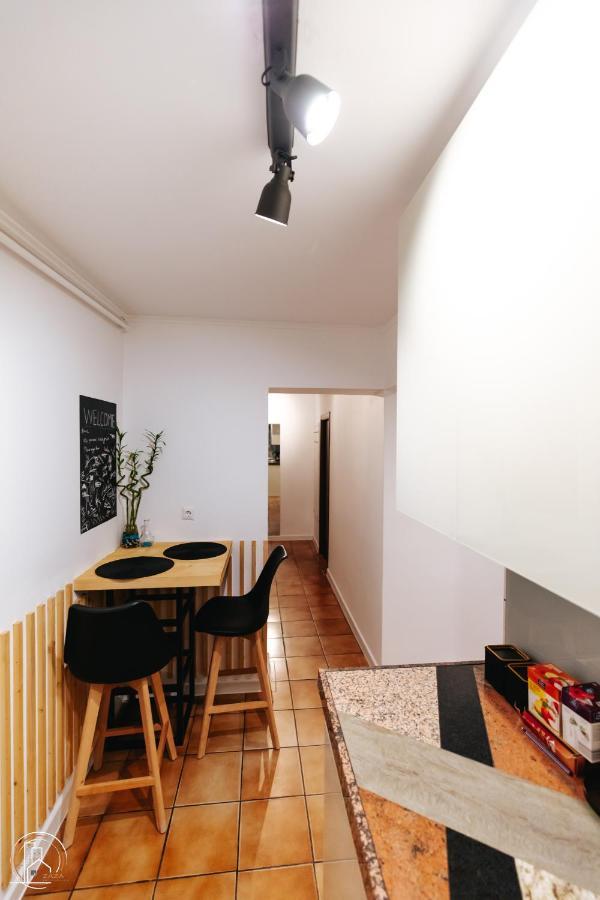 Zaza Apartament - Central Area, With Balcony ทาร์กู จิอู ภายนอก รูปภาพ