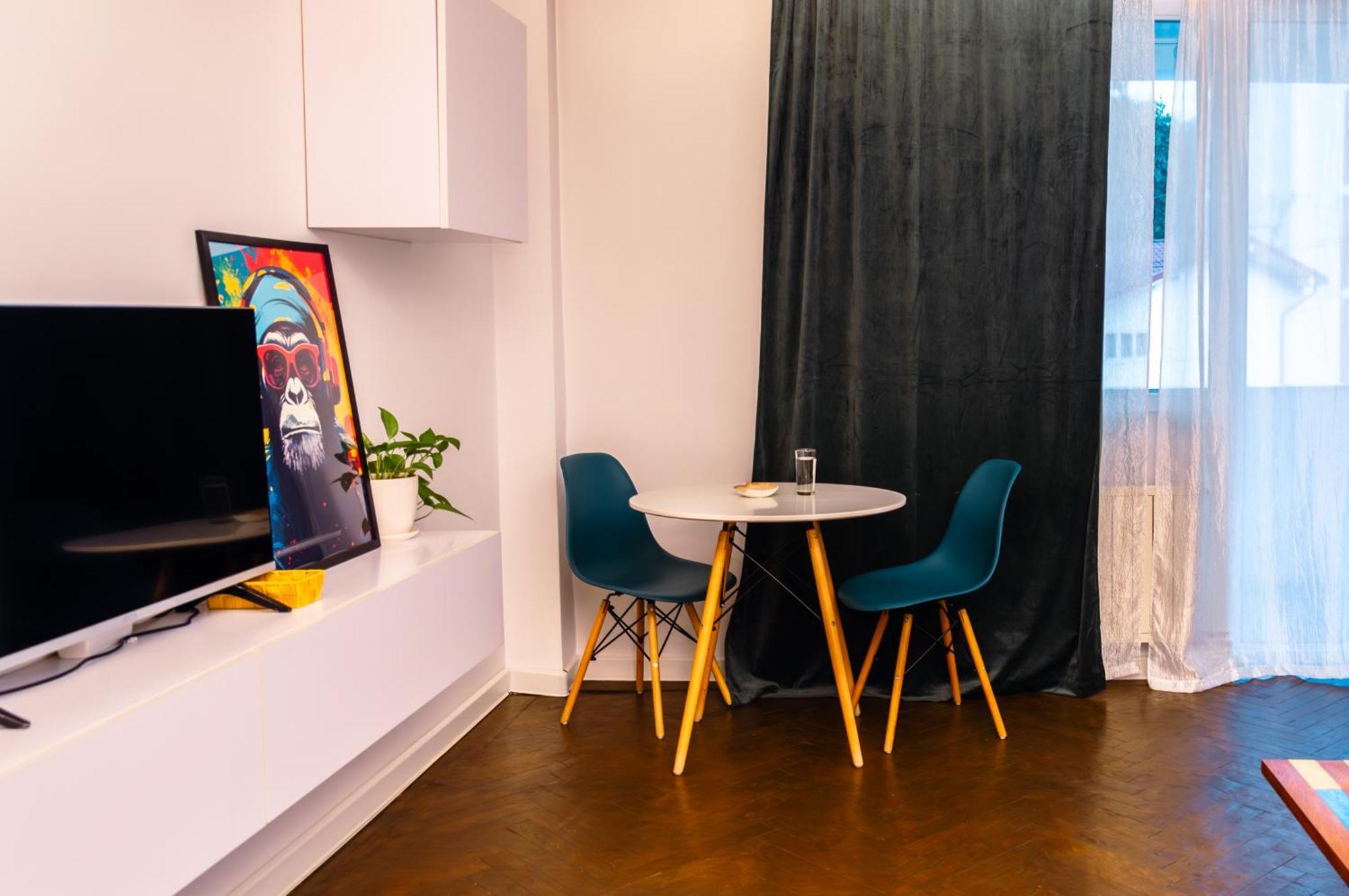Zaza Apartament - Central Area, With Balcony ทาร์กู จิอู ภายนอก รูปภาพ